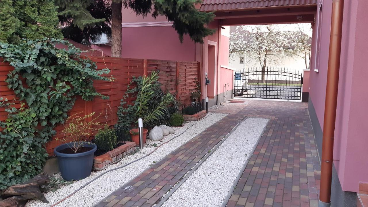 Alom Apartman Hajduszoboszlo Exterior photo